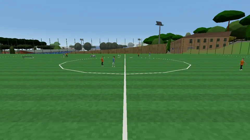 Ragazzi e adulti che giocano a calcio sul campo di Via Sardegna